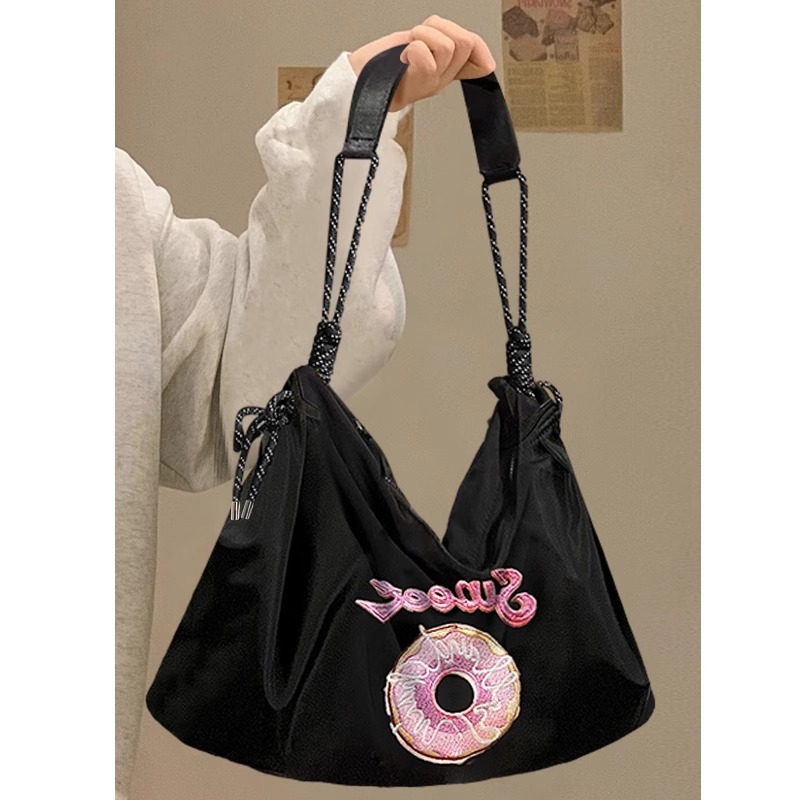 Coarse rope embroidered black